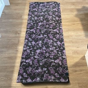 Lululemon yoga towel for mat 💜🩶🖤